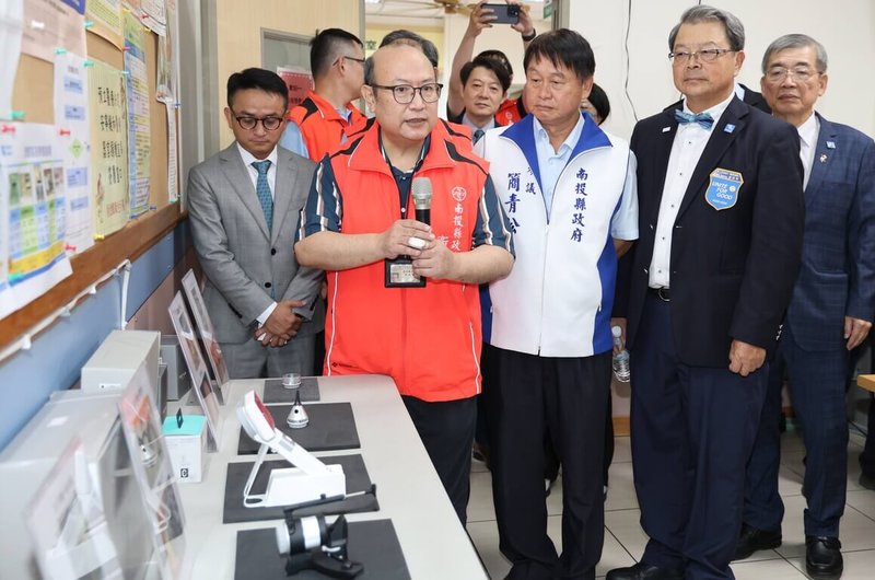 國際扶輪3461地區台中東北扶輪社以新台幣130萬元捐贈遠距醫療設備,南投縣衛生局14日在魚池鄉衛生所舉行「南投縣魚池鄉與中寮鄉偏鄉地區醫療照護提升及疾病預防計畫」捐贈暨揭牌典禮。(南投縣政府提供)中央社記者蕭博陽南投縣傳真 114年10月14日