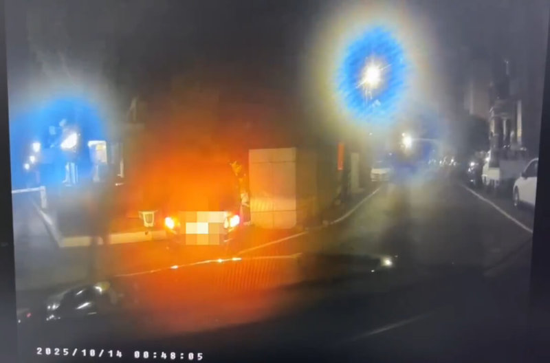 高雄路竹警方14日巡邏時見一輛車形跡可疑攔查,許姓駕駛先假意配合後加速逃逸自撞,下車更攻擊員警。警方發現許男為洗錢通緝犯並起出毒品,全案依妨害公務等罪送辦。(高市路竹警分局提供)中央社記者洪學廣傳真 114年10月14日