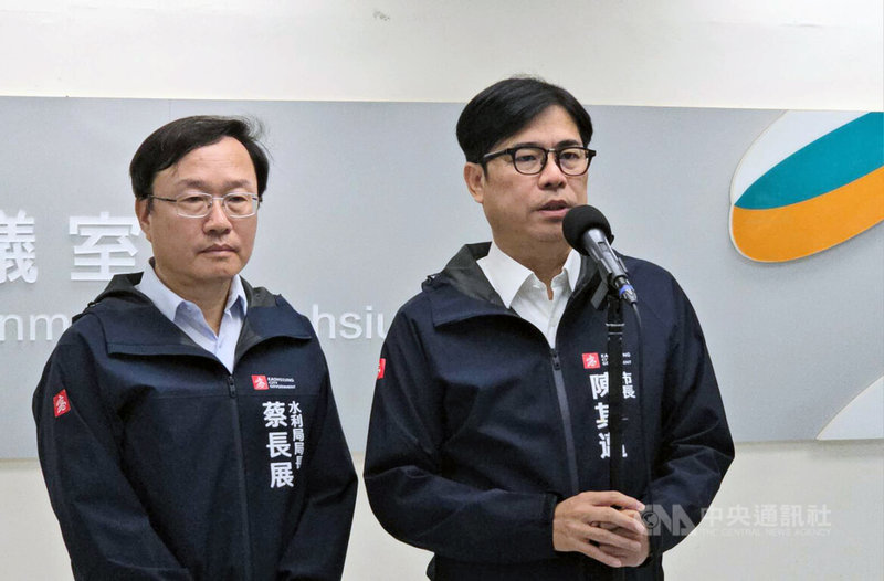 面對國民黨民代近日接連爆料,高雄市長陳其邁(右)14日在市政會議前接受媒體聯訪強調,市府依法行政,不能因選舉而遭扭曲、惡意抹黑。中央社記者蔡孟妤攝 114年10月14日