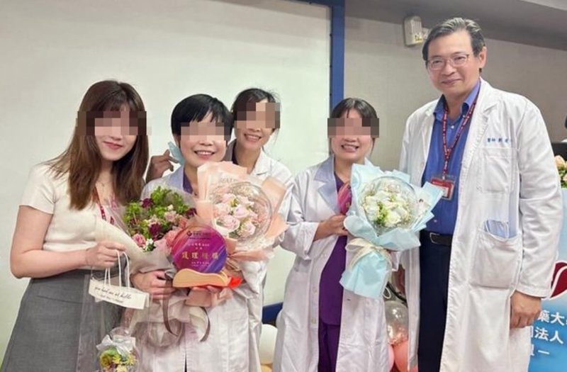 苗栗縣為恭紀念醫院外科部主任劉達仁(右1)日前騎乘自行車行經新竹縣新豐鄉台61線平面道路坡仔頭路段時,不明原因撞上前方正在停等紅燈的廂型貨車車尾,送醫搶救仍不治。(為恭紀念醫院提供)中央社記者管瑞平傳真 114年10月14日