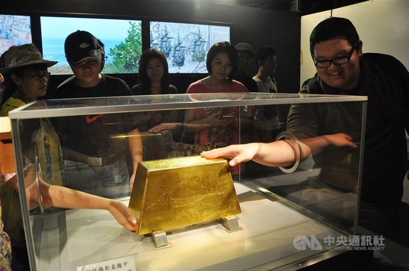 圖為黃金博物館鎮館之寶,220公斤純金大金磚。(中央社檔案照片)