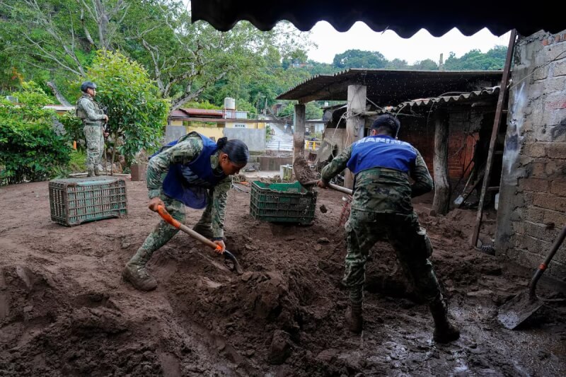 墨西哥海軍前往災區協助民眾清除道路與民宅內堆積的淤泥。 (路透社)