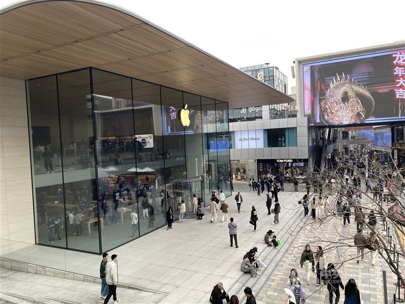 美國蘋果公司將於17日在中國市場啟動預購全新的iPhone Air手機。圖為北京三里屯蘋果旗艦店。(中央社檔案照片)