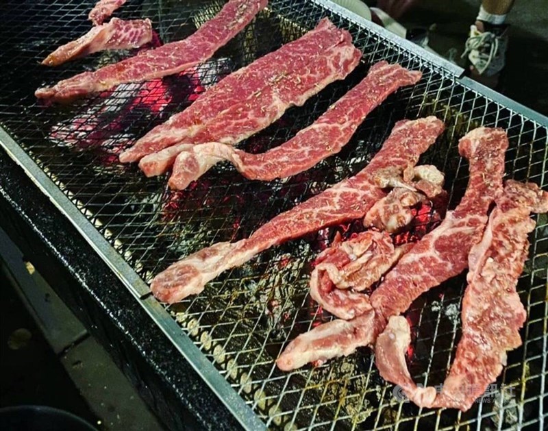 大啖烤肉可能增加腸道負擔。(中央社檔案照片)