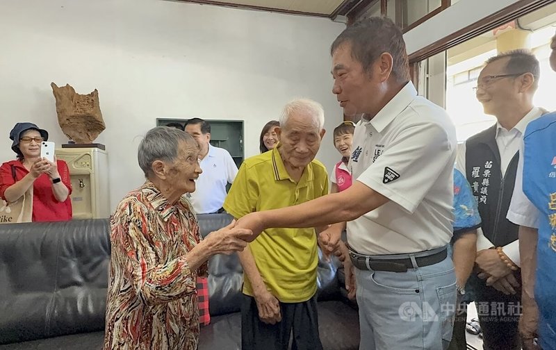 苗栗縣長鍾東錦(右)14日慰訪縣內唯一百歲人瑞夫妻檔鍾新龍、鍾林玉英,其中百歲婆鍾林玉英(前左)和鍾東錦已故母親同名,令他感到格外親切。中央社記者管瑞平攝 114年10月14日