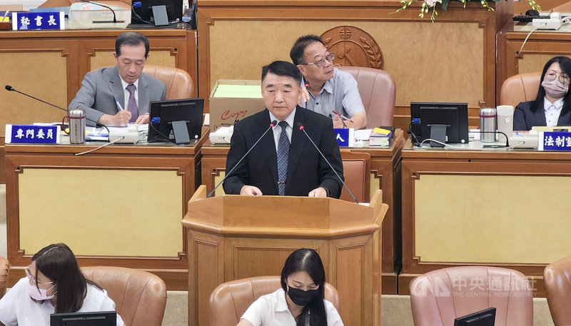 新北市議會14日進行業務質詢,對於關渡新橋規劃進度,工務局長馮兆麟(立者)表示,關渡新橋規劃接台64線,路線共有4方案,現正評估中。中央社記者王鴻國攝 114年10月14日