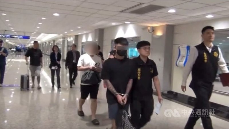 桃園21歲范姓男子(右3)在柬埔寨詐騙園區擔任幹部,於網路誘騙至少10名台人出境從事不法,7月在越南落網後,日前由刑事局押解返台,檢警訊後由桃園地院裁定羈押。(翻攝照片)中央社記者黃麗芸傳真 114年10月14日