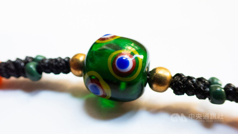 閃爍金屬綠色的琉璃珠marutjamulang,代表山中稀有的昆蟲,備受巴黎學員喜愛,在串珠工作坊中很快被拿光。中央社記者李若韻巴黎攝 114年10月14日