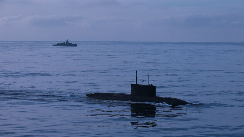 英國海軍巡防艦「鐵公爵」(後)於7至9日,連續72小時於英吉利海峽和北海伴航監控俄羅斯「基洛級」柴電動力攻擊型潛艦「諾沃羅西斯克號」(前)。(英國海軍提供)中央社記者陳韻聿倫敦傳真 114年10月14日