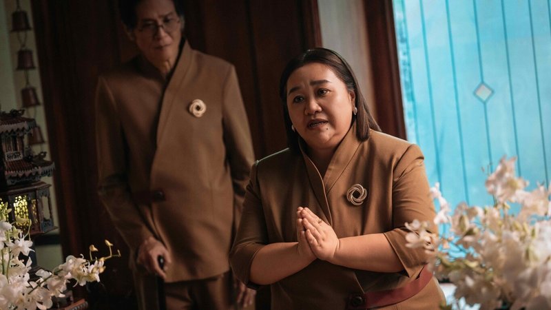演員鍾欣凌(右)在新戲「回魂計」扮演死刑犯傅孟柏的母親,劇中黑化陰險的造型讓人驚豔,精彩演出也讓製作人楊庭愷評價她是被低估的寶藏演員。(Netflix提供)中央社記者洪素津傳真 114年10月14日