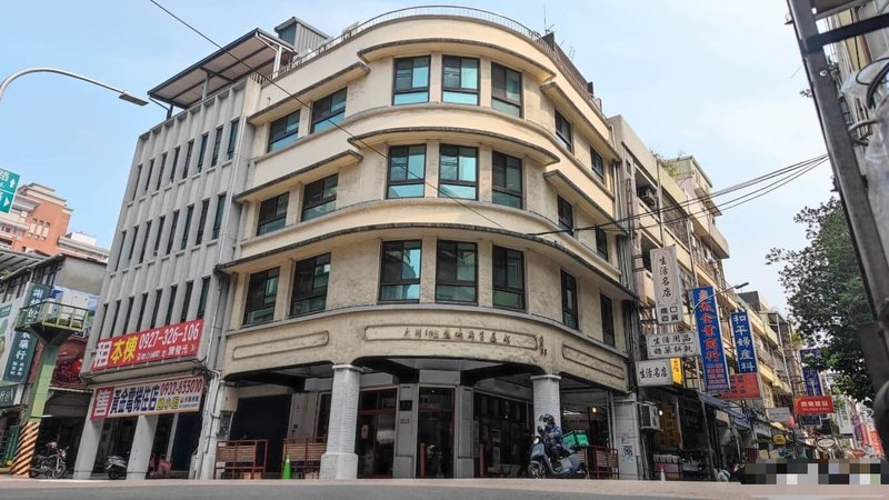 新竹市文化局補助在地文化和歷史團隊「好筍出品」,推出「2025舊城時光機」系列活動,19日於大同路封街辦「老屋散步市集」。圖為大同路日治時代洋樓。(新竹市政府提供)中央社記者魯鋼駿傳真 114年10月14日