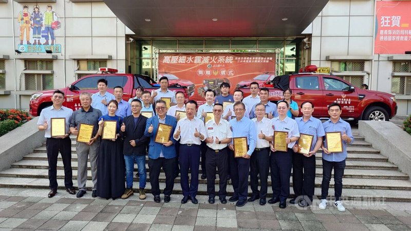 嘉義縣民雄及頭橋產業園區等20家廠商14日聯合捐贈縣消防局3台高壓細水霧滅火系統,嘉義縣長翁章梁(前排左6)代表接受,感謝善舉。中央社記者蔡智明攝 114年10月14日