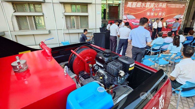 嘉義縣消防局說14日說,民間捐贈3台高壓細水霧滅火系統設備,利用高壓將水霧化,能瞬間吸收火場熱量並阻絕氧氣,達迅速滅火效果,適用於初期火災或車輛火警。中央社記者蔡智明攝 114年10月14日