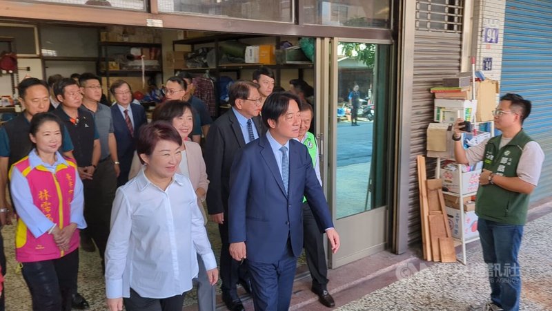 總統賴清德(前左2)14日在台中市長盧秀燕(前左)、副市長鄭照新陪同下,分別前往大安區與南區探視2名百歲人瑞,並致贈總統府及衛生福利部聯名的金鎖片。中央社記者蘇木春攝 114年10月14日