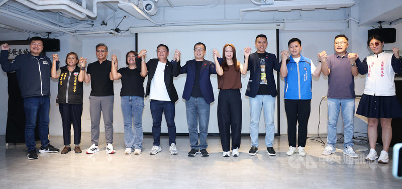 國民黨主席候選人羅智強(中)14日在台北舉行「我們都是挺強的」記者會,同黨新北市議員江怡臻(右5)、台北市議員張斯綱(右2)等人到場力挺,高呼「團結一定強」、「我們都是挺強的」口號。中央社記者謝佳璋攝 114年10月14日