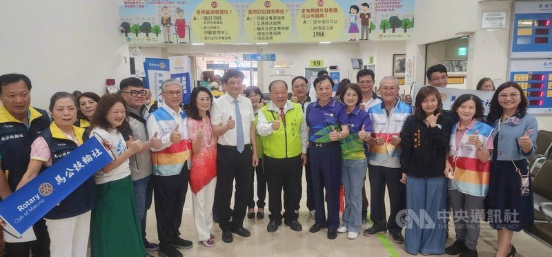 國際扶輪社3470地區推動的「早期肺癌篩檢X光行動」,14日在衛福部澎湖醫院由澎湖縣長陳光復(右7)、國際扶輪社3470地區總監莊和達(右6)與澎湖、馬公、天人菊和海風等4扶輪社等人共同啟動,宣示澎湖肺篩再度啟動。中央社 114年10月14日