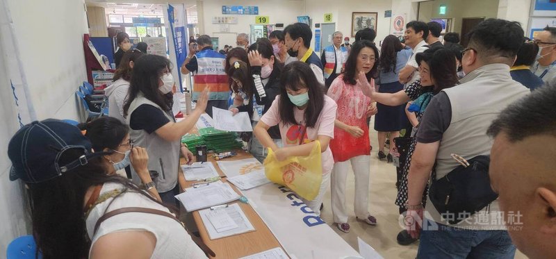 澎湖肺癌發生率居全國第2位,國際扶輪社3470地區結合澎湖扶輪社辦理「早期肺癌篩檢X光行動」,14日在衛福部澎湖醫院擴大辦理肺癌篩檢,大批民眾趕早接受X光篩檢,期能更早發現肺癌,提升治療成效。中央社 114年10月14日