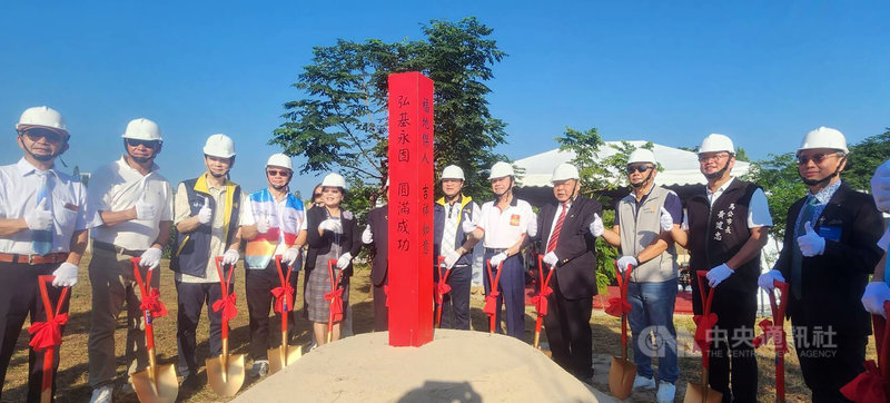 國際扶輪社在澎湖興建的「國際扶輪和平意象」公共形象藝術,座落在馬公第三漁港的國際廣場內,14日正式動土,預計115年完工。中央社 114年10月14日