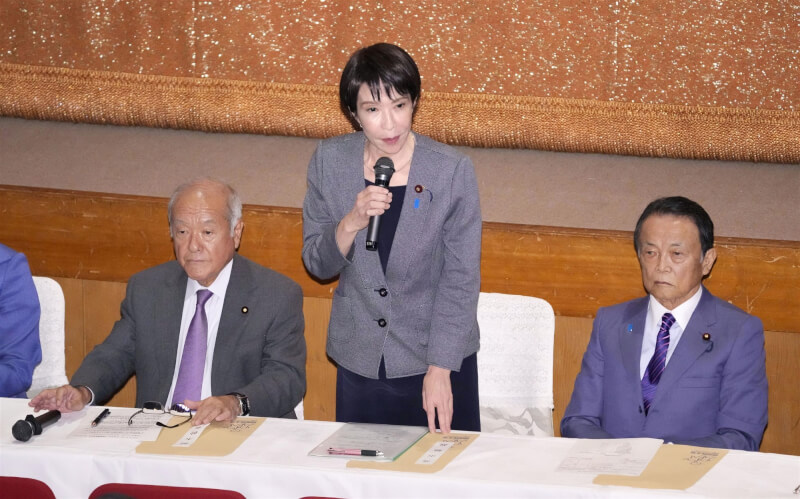 日本執政黨自民黨與最大在野黨立憲民主黨14日舉行參議院國會對策委員會會談。圖為自民黨總裁高市早苗(中)在發言。(共同社)
