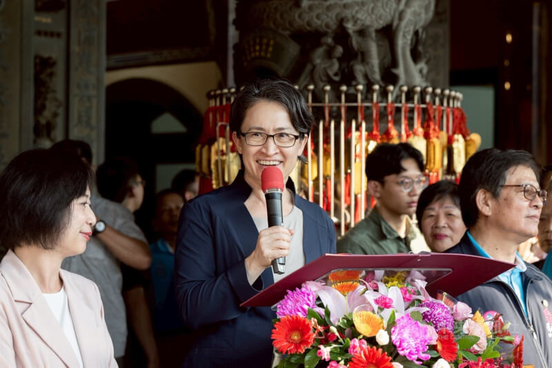 副總統蕭美琴14日下午在民進黨立委何欣純陪同下赴台中「潭水亭觀音媽廟」參拜祈福暨揭匾,她說,台灣人民始終是世界良善的力量,憑藉勤奮與創意化解困境,以台灣韌性感動全世界。(總統府提供)中央社記者溫貴香傳真 114年10月14日