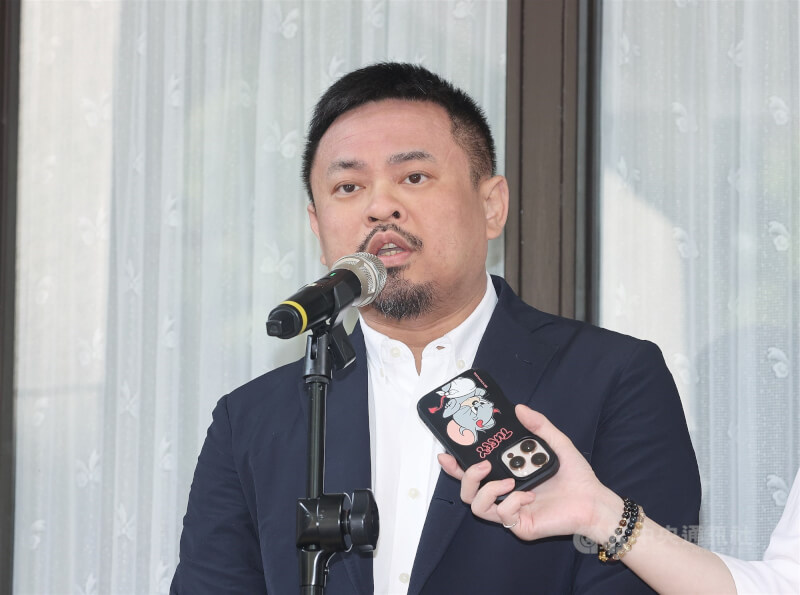 長榮航空空服員抱病上班返台離世引發關注。勞動部長洪申翰14日受訪表示,會與地方勞政單位深入訪談釐清事件,並呼籲長榮航空應誠懇面對基層員工聲音、好好與工會協商。中央社記者郭日曉攝 114年10月14日