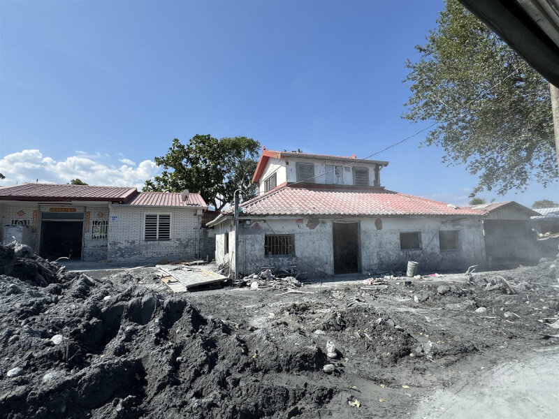 花蓮馬太鞍溪堰塞湖溢流,光復鄉佛祖街是重災區,淤泥超過2公尺,經國軍及志工開挖,已有多棟原本遭土砂流入的房子都重見天日。(中央社檔案照片)