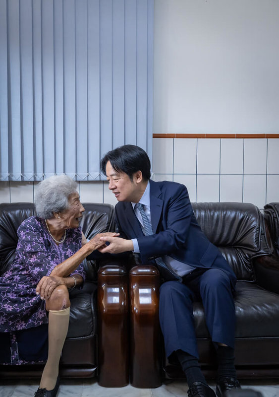總統賴清德(右)14日赴台中探望百歲人瑞洪李英嬌,並致贈禮盒及金鎖片。(總統府提供)中央社記者溫貴香傳真 114年10月14日