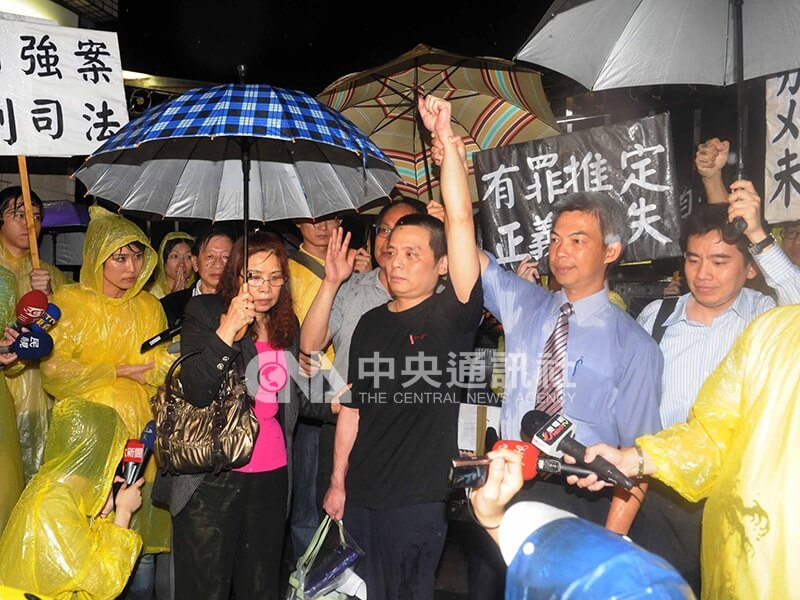 徐自強(右3)因擄人勒索撕票案,台灣高院更八審18日判無期徒刑,褫奪公權終身,得以新台幣250萬元交保;徐自強19日依速審法獲釋,在看守所外高舉手臂。中央社記者吳家昇攝 101年5月19日