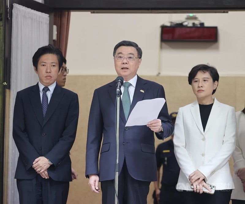 花蓮馬太鞍溪堰塞湖釀災,撤離責任歸屬何方引發討論,行政院長卓榮泰(中)14日受訪回應時,先引用災害防救法規定指出,直轄市、縣市政府設直轄市、縣市災害防救會報,核定各該直轄市、縣市地區災害防救計畫,因此災害防救計畫是由地方核定。中央社記者郭日曉攝 114年10月14日