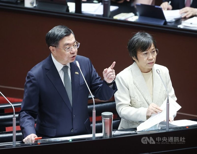 民進黨立委蘇巧慧14日質詢時指都市更新案量不如危老,主因是審議時間太長、產權太複雜;除了修正都更條例外,更應讓都更產業法制化。對此行政院長卓榮泰(左)表示,管理機構法制化是政府的目標跟方向,明年度中央政府總預算有獎勵措施,盼把產業扶植起來。圖右為內政部長劉世芳。中央社記者郭日曉攝 114年10月14日