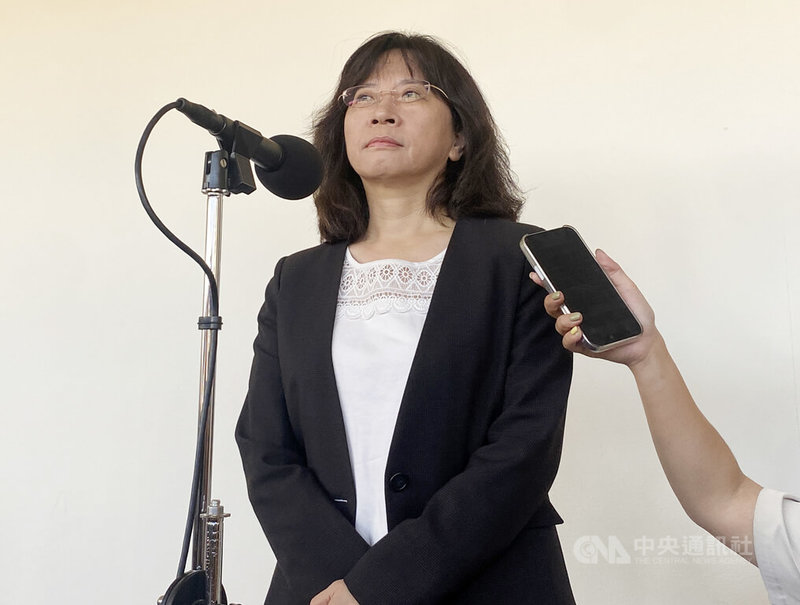 長榮空服員抱病上班返台離世，引發外界關注。交通部民航局局長何淑萍15日在立法院受訪指出，已要求長榮針對此案深刻檢討，包含應變通報處理及長榮員工認為現行請假制度沒有彈性空間等。中央社記者吳欣紜攝　114年10月15日