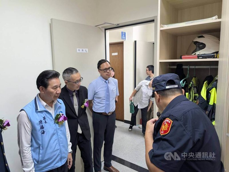 金門縣警察局金城分局金寧分駐所新建辦公廳舍落成啟用典禮15日舉辦,金門縣長陳福海(左)至分駐所內部視察辦公空間。中央社記者吳玟嶸攝 114年10月15日