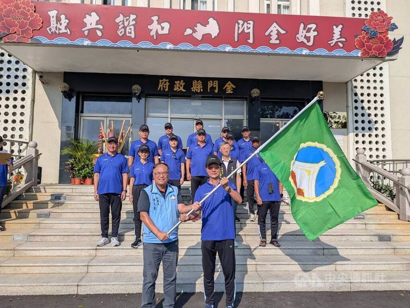 114年全國運動會將在雲林登場,金門縣副縣長李文良(前左)15日授旗給金門代表隊領隊、縣府參議李廣榮(前右),祝福代表隊旗開得勝。中央社記者吳玟嶸攝 114年10月15日
