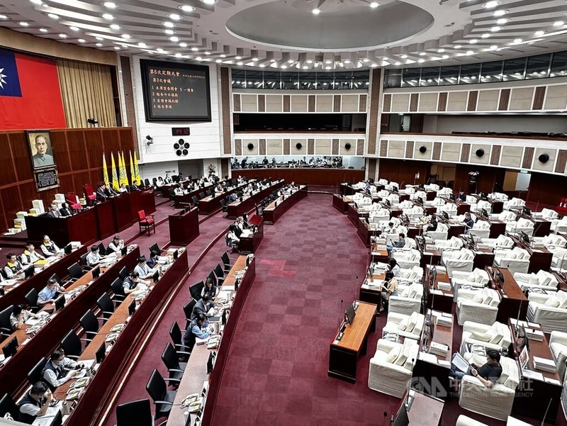 台北市議會15日下午召開定期大會,討論民進黨團提案的普發現金及國民黨團要市府研議普發現金等提案,2案將送委員會審議。中央社記者劉建邦攝 114年10月15日