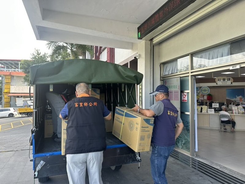 馬太鞍溪堰塞湖潰流造成光復鄉嚴重災情,災後各地愛心捐助不斷,富里鄉公所再度發起愛心行動,運送募集的第5批物資到光復鄉。(花蓮縣富里鄉公所提供)中央社記者李先鳳傳真 114年10月15日