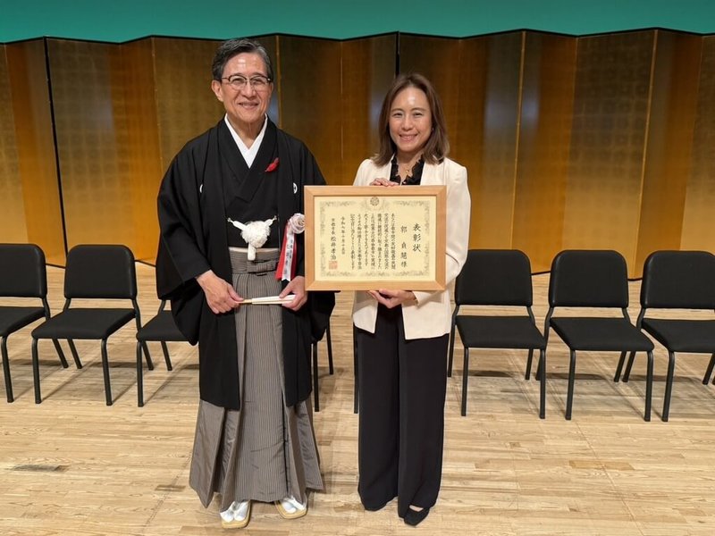 長年致力促進台南與日本京都市的友好往來,前台南市觀光旅遊局長郭貞慧(右)獲得京都市政府頒發「國際交流推進特別表彰」,以表彰她10多年來推動兩市各項交流,由京都市長松井孝治(左)親自頒獎。(郭貞慧提供)中央社記者戴雅真東京傳真 114年10月15日