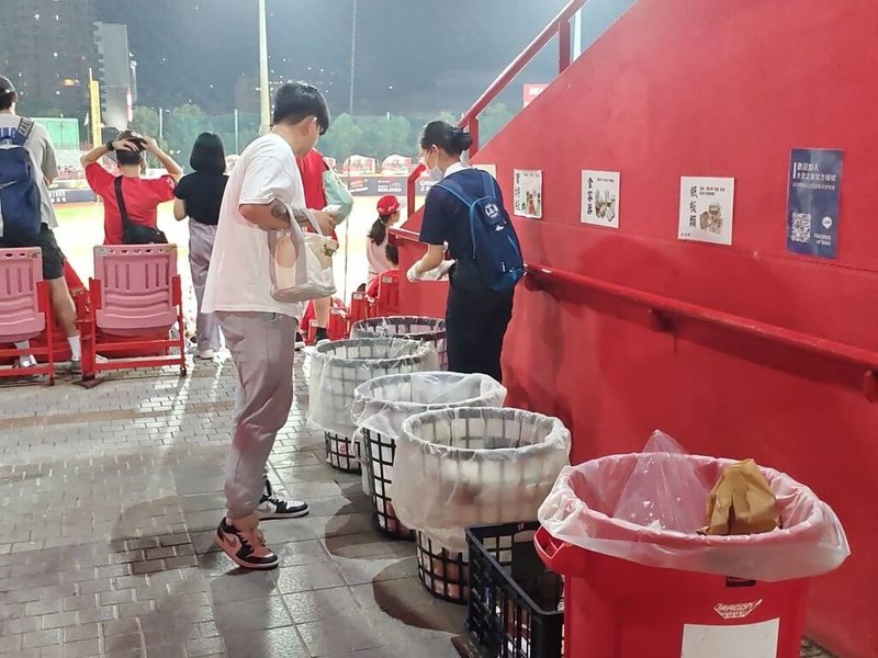 中華職棒味全龍球團創職棒先例,在主場天母棒球場設置環保教育站,每年例行賽垃圾分類逾60公噸,可回收資源比例達6成,每年減碳達74.16噸,持續朝打造「綠色球場」邁進。(味全龍隊提供)中央社記者楊啟芳傳真 114年10月15日