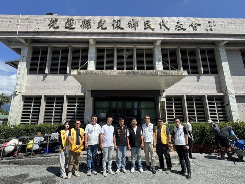 花蓮洪災造成嚴重死傷及財損,新竹縣馨築關懷協會多名成員15日前進花蓮災區,透過光復鄉民代表會媒合,將募得善款發給19名罹難者家屬,盼助受災戶度難關。(馨築關懷協會提供)中央社記者魯鋼駿傳真 114年10月15日
