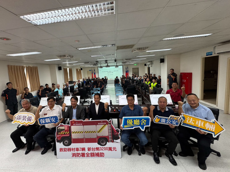 連江縣消防局15日舉辦「中央地方齊心推動7大消防政策成果研討會」,由連江縣長王忠銘(前中)主持,並邀請全台各縣市消防局代表與會交流。(連江縣消防局提供)中央社記者潘欣彤傳真 114年10月15日