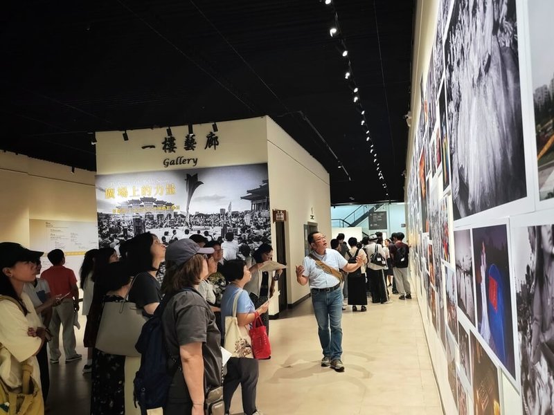 「廣場上的力量–解嚴後中正紀念堂社會運動影像展」正在台北中正紀念堂展出中,策展人沈昭良(右淺藍衣者)為參觀民眾進行專場導覽。(中正紀念堂、陶世忠提供)中央社記者王寶兒傳真 114年10月15日