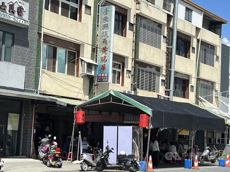 前台東縣議員黃瑞華11日病逝,享壽73歲。黃瑞華在台東政壇被譽為「沒有敵人」,這幾天許多親友和台東政壇人士、公務員都紛紛前往設置於關山鎮街上的靈堂致意。中央社記者盧太城台東攝 114年10月15日