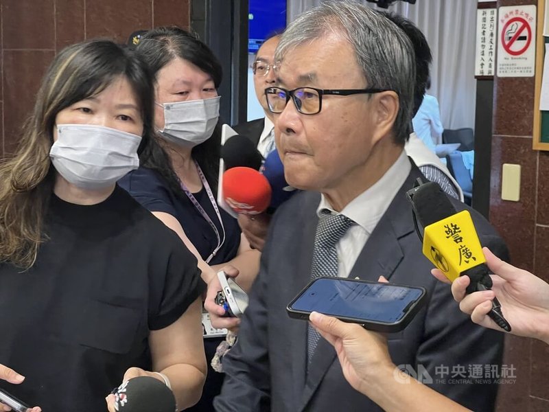 教師節連假前,多個教師團體都呼籲廢除校事會議,教育部長鄭英耀(右)15日在立法院受訪表示,目前仍朝向檢討校事會議分流機制、處理流程著手,並避免長期以來為人詬病的不具名投訴、濫訴。中央社記者陳至中台北攝 114年10月15日