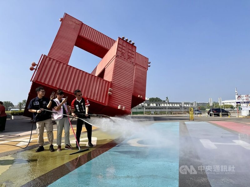 2025高雄同志大遊行籌備單位15日上午邀政府機關、性別友善民代等清潔駁二彩虹地景,無黨籍高雄市議員張博洋(左)、高雄同志大遊行總召Cony(中)、民進黨高雄市議員林智鴻(右)到場參與。中央社記者董俊志攝 114年10月15日