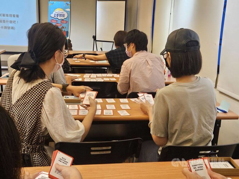 弘道老人福利基金會推出「孟婆體驗」全新課程,不是要模擬痛苦,而是盼以旅行、推理、對話,打造沉浸式學習,由奇幻景點引發感官體會,再透過卡牌推理練習換位思考。中央社記者陳婕翎攝 114年10月15日