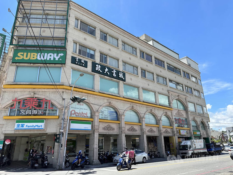 花蓮開業15年的政大書城花蓮店15日公告,11月25日結束營業;業者說,花蓮這幾年歷經多次天災,消費者流失,營業額衰退逾5成,「撐不下去了!」中央社記者李先鳳攝 114年10月15日