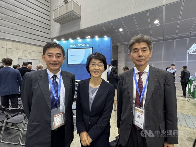 樂迦董事長邱俊榮(左)率領團隊於2025日本生技大展上舉辦開幕發表會。日立製作所的研究開發部門技師長武田志津(中)專題演講介紹細胞自動化製程的最新技術;日立製作所工學博士村上聖(右)以「半導體與再生醫療產業結構的對比」為題發表演講。中央社 114年10月15日