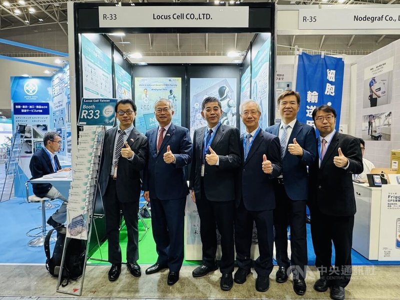 2025日本生技大展近日於橫濱舉行,台灣廠商赴日推廣再生醫療,左起駐日代表處科技組組長吳嘉文、駐日副代表蔡明耀、樂迦董事長邱俊榮、三顧集團顧問羅坤燦、樂迦執行長張裕享、樂迦技術長兼日本子公司社長劉恆宇。中央社 114年10月15日