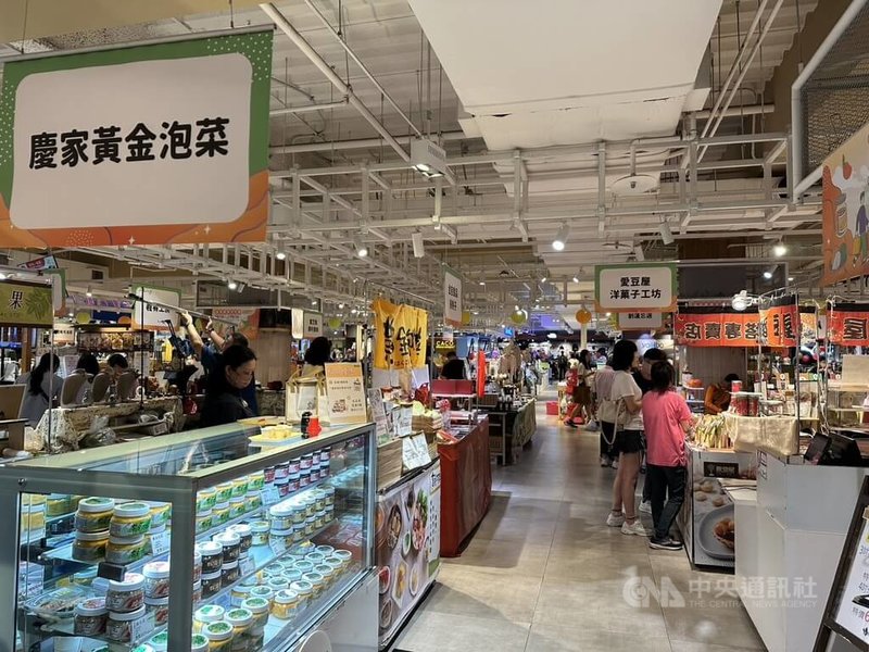 台南市政府14日起至20日在高雄漢神巨蛋購物廣場推出台南美食文化節,匯集25家台南在地特色物產、道地美食和伴手禮,歡迎民眾走訪選購,體驗台南美食魅力。中央社記者林巧璉攝 114年10月15日