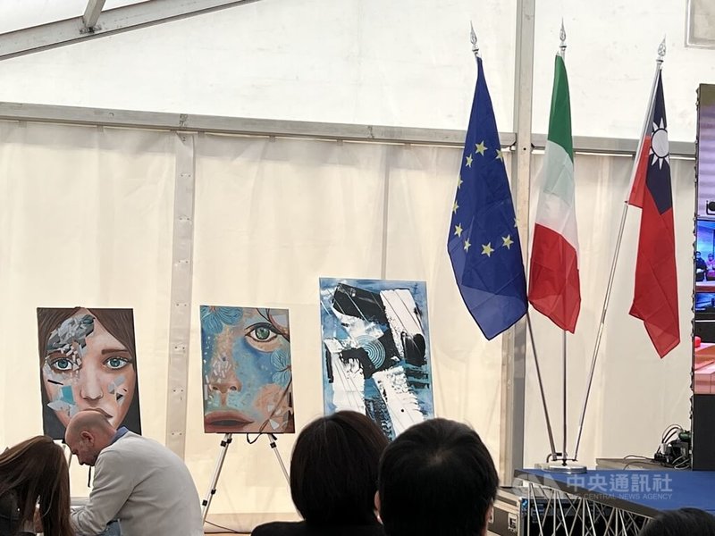 環球晶北義新廠開幕,開幕式現場展示許多藝術作品,都是義大利晶圓廠工程師創作,展現義大利人獨特的藝術天分。中央社記者黃雅詩諾瓦納攝 114年10月15日
