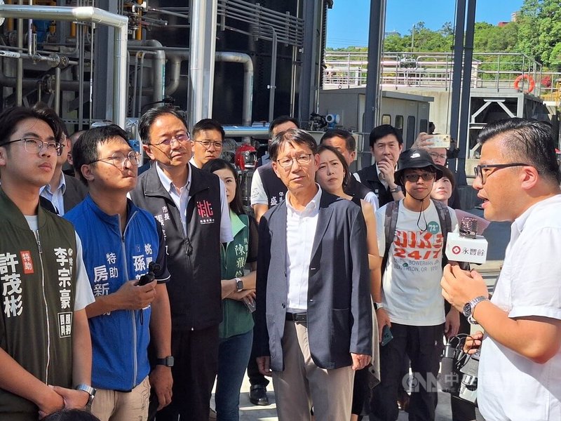 永豐餘旗下豐川綠能科技與桃園市府15日宣布,啟用龜山水資源回收中心沼氣發電系統,此為全台首座且發電規模最大,以官方民間促參ROT模式進行的水資源中心轉型綠能中心案例。永豐餘董事長葉惠青(前排中)、桃園市長張善政(前排左3)等人出席。中央社記者何秀玲攝 114年10月15日
